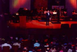 Segunda d&iacute;a de actuaci&oacute;n en el Teatro Los Fundadores, Manizales Colombia, Agosto 2002.