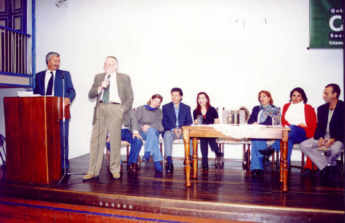 El legendario Hugo Romani, invitado especial del Festival, exalt&oacute; las cualidades artitisticas de los participantes en el primer Festival Internacional del Bolero en Manizales Colombia, Agosto 2002.
