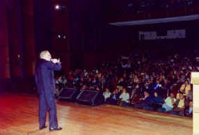 Despedida en el Teatro Los Fundadores, Manizales de Hugo Romani, Manizales Colombia, Agosto 2002.