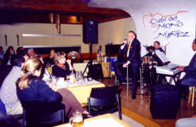 Actuaci&oacute;n de Hugo Romani en el Cafe del Mono Nu&ntilde;ez Bogot&aacute;, dirigido por Clara Eugenia Coyazos, Bogot&aacute;, Colombia - Septiembre 2002