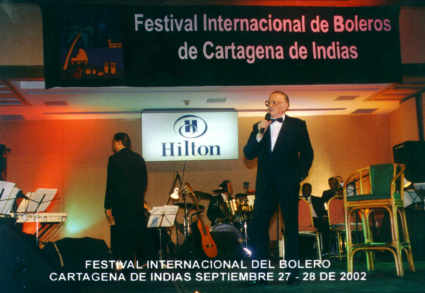 Actuaci&oacute;n de Hugo Romani en el Hotel Hilton de Cartagena de Indias, Colombia. De espaldas el Director de Orquesta Rey Montesinos, dicho Festival fue dirigido por la Se&ntilde;ora Amelia Gomez de Lopez, directora ejecutiva y artistica.