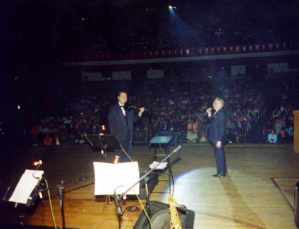 Actuaci&oacute;n en el Teatro Los Fundadores, acompa&ntilde;ado por una excelente orquesta, Manizales Colombia, Agosto 2002. Evento Organizado por el Secretario de Cultura, Dr. Arboleda