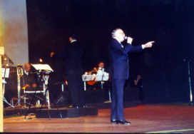 Segunda d&iacute;a de actuaci&oacute;n en el Teatro Los Fundadores, acompa&ntilde;ado por una excelente orquesta, Manizales Colombia, Agosto 2002. Evento Organizado por el Secretario de Cultura, Dr. Arboleda
